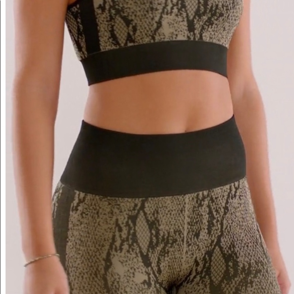 NWOT Fabletics workout set snakeskin jacquard print top size L bottom size M